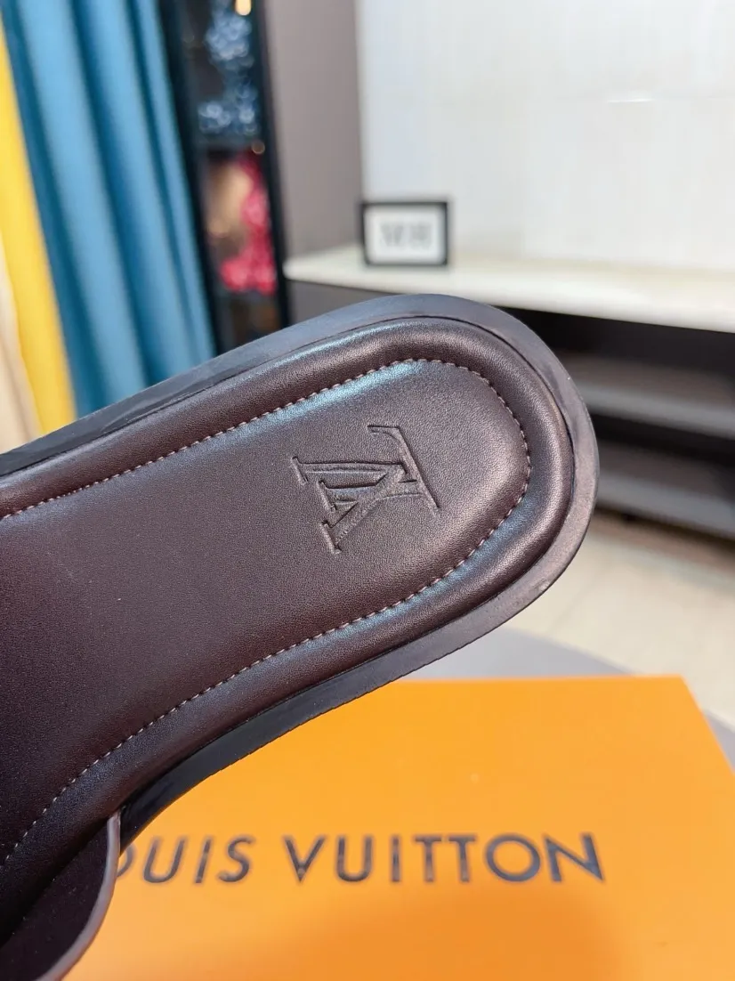 Men's shoes 💰340🌸🌸LV medium men's spring and summer slippers counter synchronization. The uppers are imported cowhide fabrics from Italy, logo graphics and high-quality craftsmanship. Soles: original soles specially provided by the original factory. Exclusive molded soles are super comfortable. Original factory single goods. 🔍🔍High quality. You can enter and exit the counter at will. Welcome to compare. Size 38-45